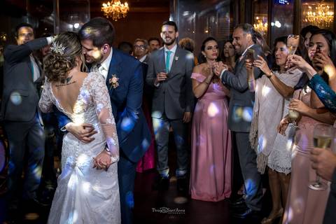 dança dos noivos padrinhos e convidados observam'