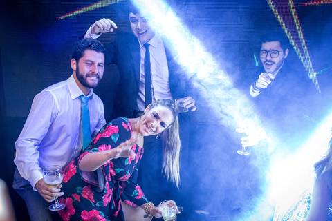 convidados e padrinhos dançam na pista luxes'
