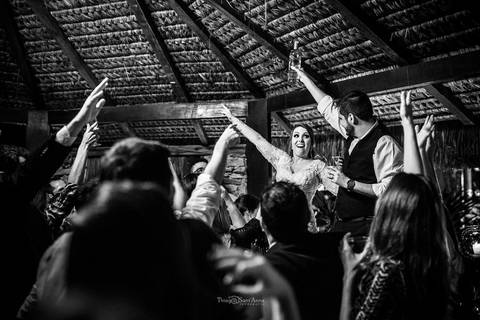 noivos cantam em palco convidados dançam preto e branco'