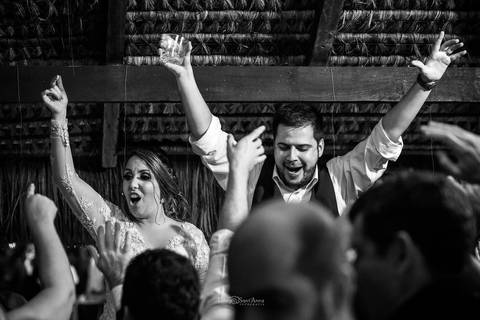 noivos cantam em palco convidados dançam preto e branco'