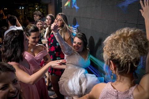 noiva dança com madrinhas e convidadas'