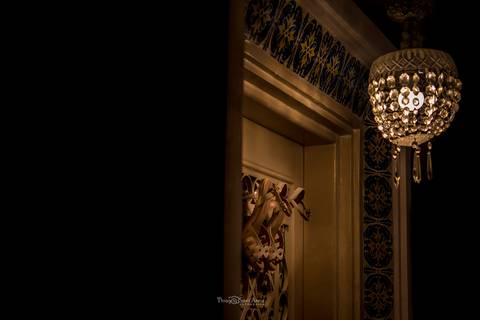 sapatos da noiva pendurados em porta'