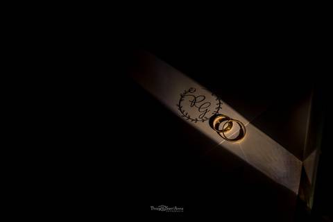 alianças sobre o convite do casamento'