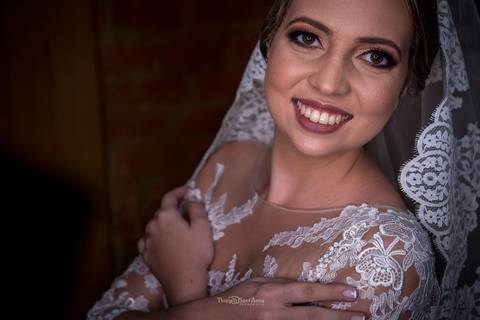 noiva sorri vestido véu '