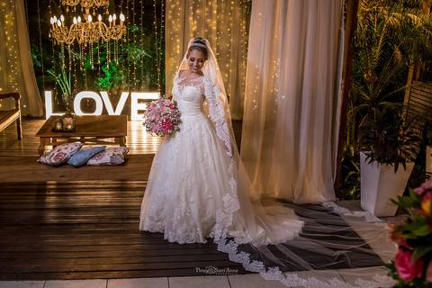 noiva vestido véu buque flores tons de rosa decoração letreiro luminoso lustre cortina '