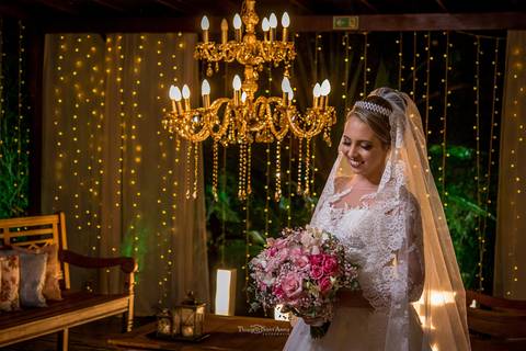 noiva vestido véu buque flores tons de rosa decoração letreiro luminoso lustre '