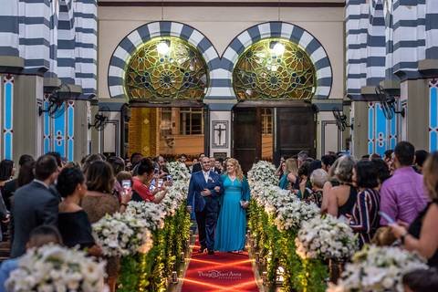 entrada pais do noivo igreja católica convidados observam de pé '