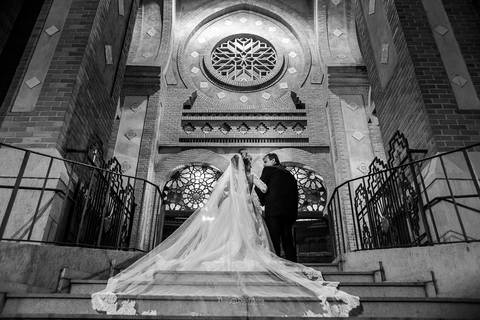 noiva e seu pai de frente a igreja preto e branco '