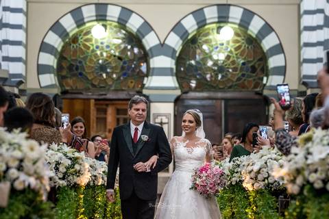 entrada da noiva com seu pai igreja decoração flores brancas'