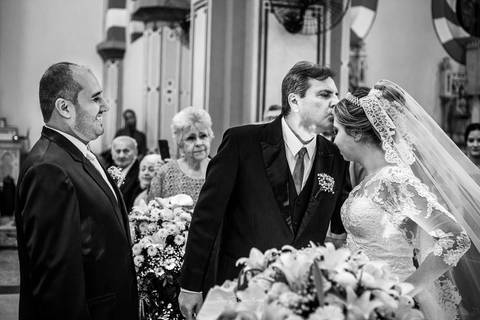 noiva recebe na testa um beijo de seu pai preto e branco '