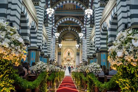 noivos no altar igreja decoração flores brancas'