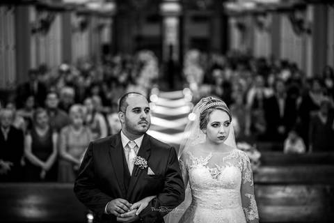 noivos no altar igreja convidados o fundo preto e branco'