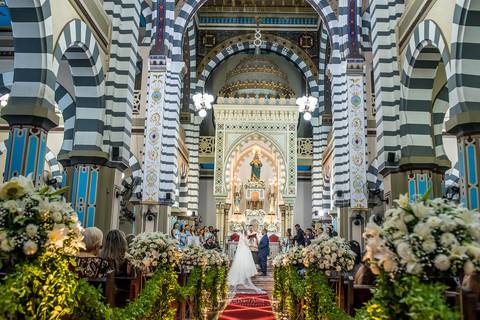 noivos no altar igreja decoração flores brancas'