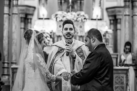 noivos recebem benção do padre altar igreja preto e branco'