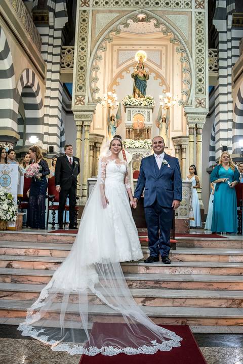 noivos altar igreja familiares ao fundo'