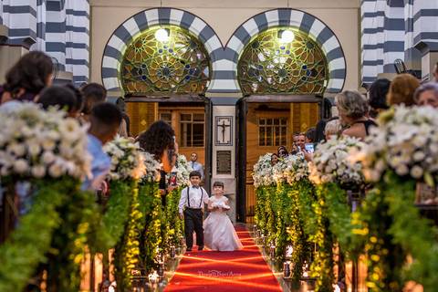 entrada pajem e dama de honra igreja decoração flores brancas'