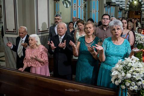 familiares dos noivos igreja oração decoração flores brancas'