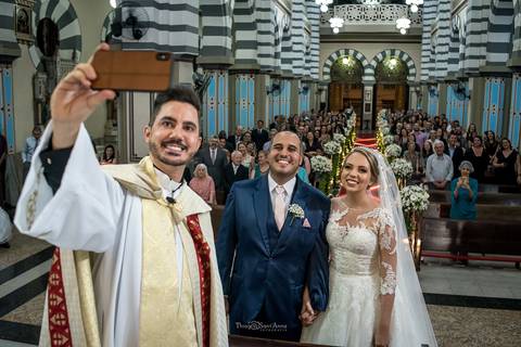 padre registra o momento com os novos e convidados '