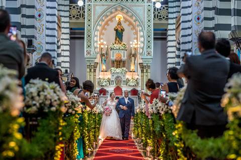 saída dos noivos igreja decoração flores brancas'