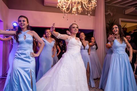 dança da noiva com as madrinhas festa casamento lustre vestido azul'