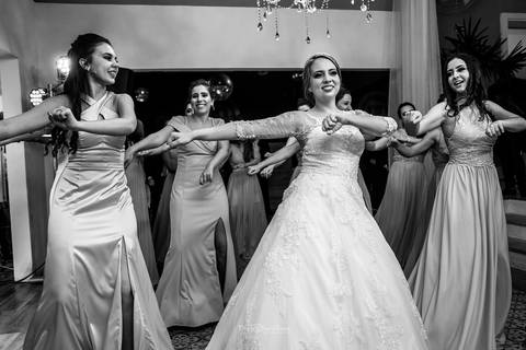 dança da noiva com as madrinhas festa casamento preto e branco'
