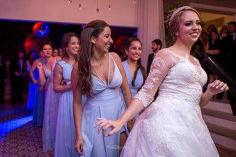 dança da noiva com as madrinhas festa casamento '