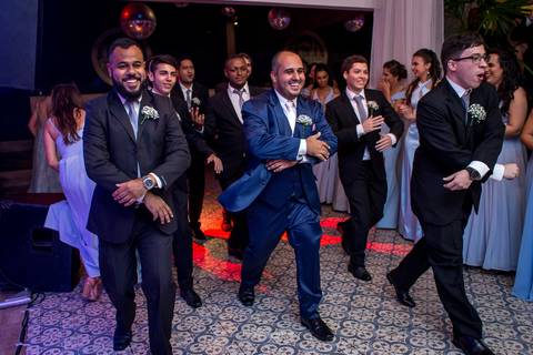 dança do noivo com os padrinhos'