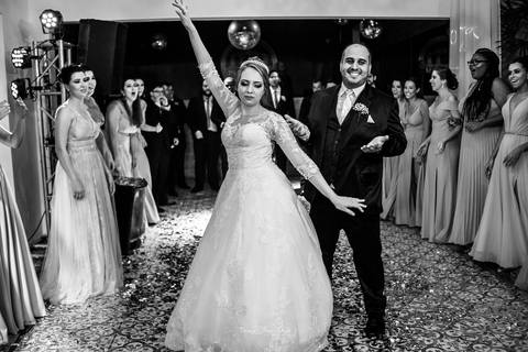 dança dos noivos madrinhas observam ao redor preto e branco'