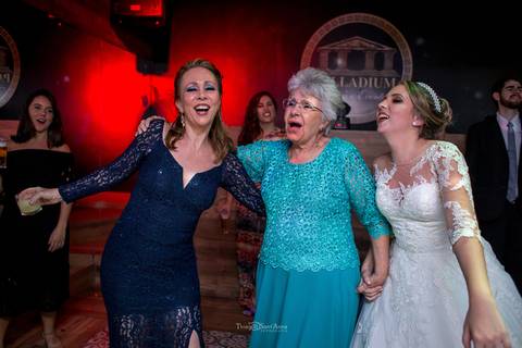 noiva canta ao lado de convidadas '