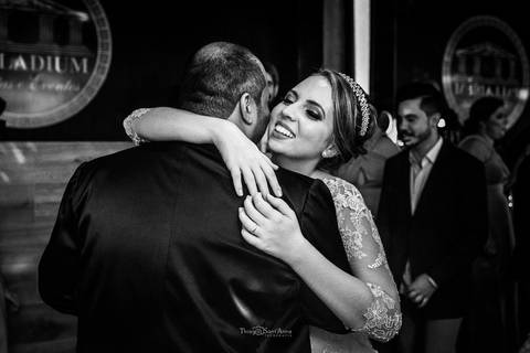 noivos se abraçam noiva sorri preto e branco'