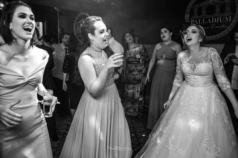 noiva canta com madrinhas convidadas observam preto e branco'