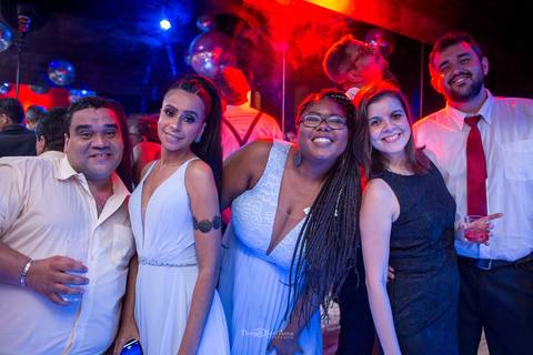 convidados posam sorrindo pista de dança'