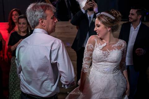 noiva dança com seu pai convidados ao fundo'