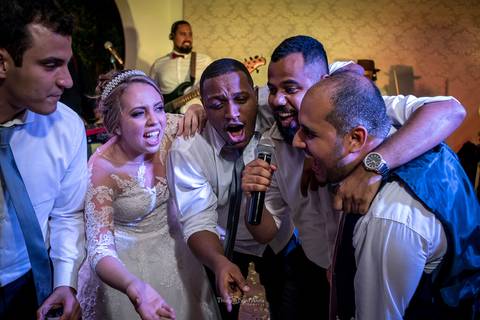 noivos cantam com padrinhos'