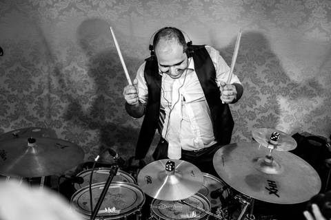 noivo toca bateria preto e branco'