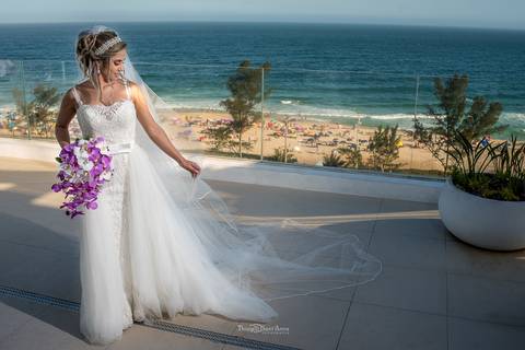 noiva vestido véu buque em tons de lilás paisagem praia'