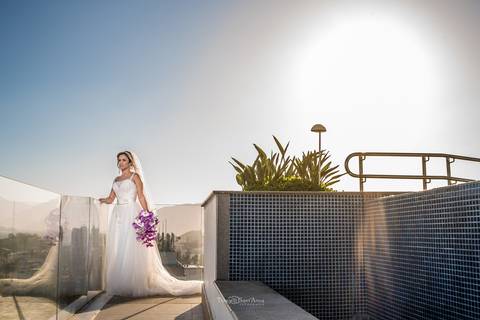 noiva vestido véu buque tons de lilás paisagem céu'