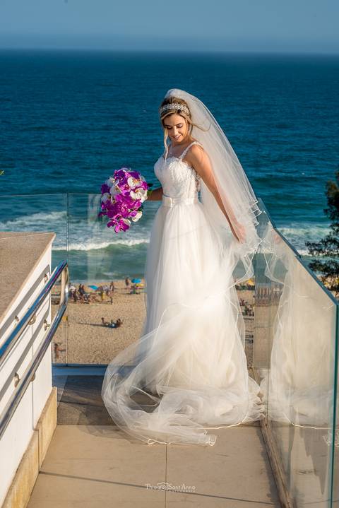noiva vestido véu buque tons de lilás paisagem praia '