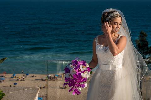 noiva vestido véu buque tons de lilás paisagem praia '