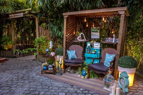 decoração madeira almofadas móvel azul celeste vegetação'