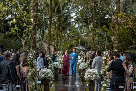 entrada do noivo com sua mãe ambiente externo decoração vegetal palmeiras flores brancas'