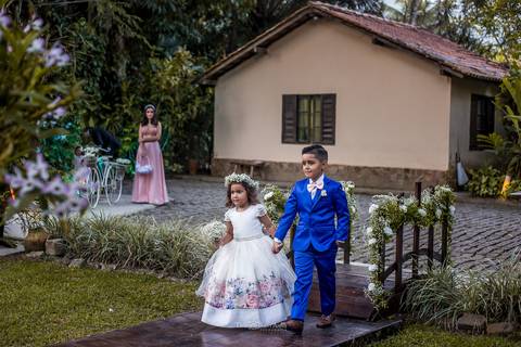 entrada pajem e dama de honra decoração rústica vegetação árvores ao fundo flores brancas'
