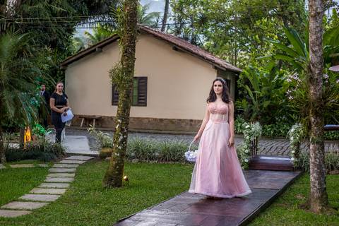 entrada dama de honra decoração rústica vegetação árvores ao fundo coqueiros flores brancas'