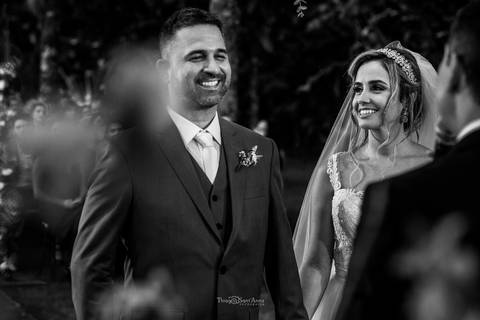 noivos sorrindo no altar preto e branco'