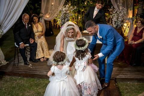 chegada das damas de honra no altar noivos as recebem '