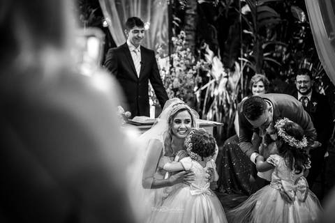 chegada das damas de honra no altar noivos as recebem preto e branco'