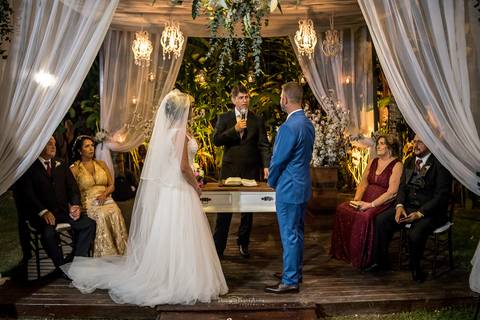 noivos no altar atentos ao pastor'