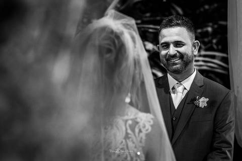 noivo sorri ouvindo os votos da noiva preto e branco'