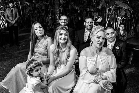 madrinhas padrinhos e dama de honra assistem a cerimônia preto e branco'