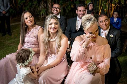 madrinhas emocionadas assistindo cerimônia de casamento'
